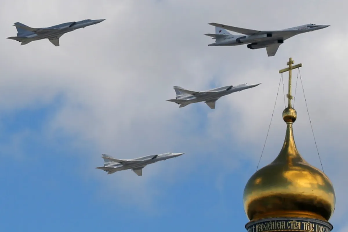 Bombardierele strategice rusești Tupolev Tu-22 și Tupolev Tu-160 zboară deasupra clopotniței Ivan cel Mare de la Kremlin, Moscova, Rusia, 04 mai 2017, în timpul unei repetiții pentru parada militară de Ziua Victoriei, care va va avea loc în Piața Roșie pe 09 mai.