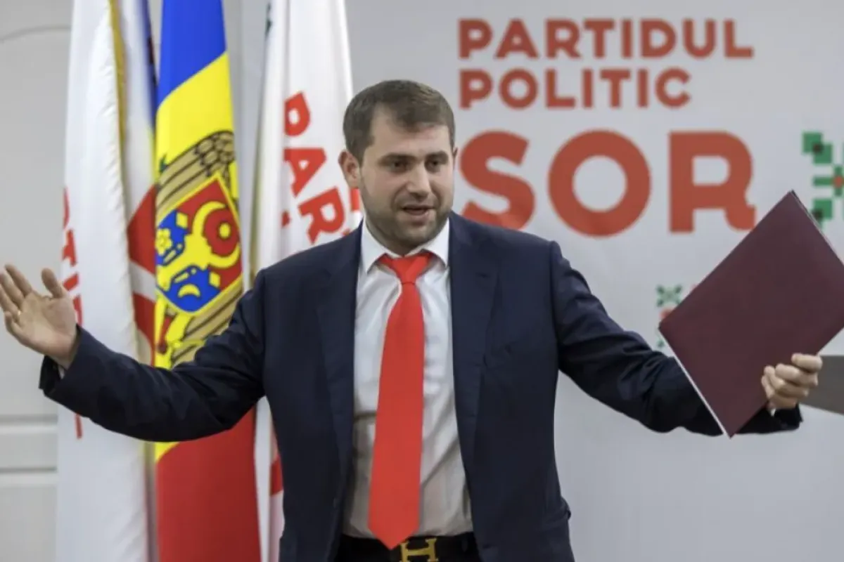 Liderul Partidului Politic Şor, Ilan Şor, face gesturi la sediul partidului din Chișinău, Republica Moldova, 22 februarie 2019.