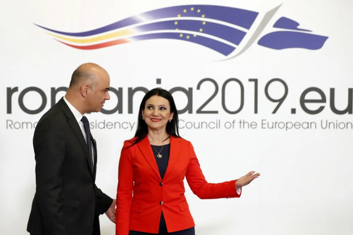 Fostul ministru român al Sănătății, Sorina Pintea, îl întâmpină pe consilierul federal elvețian Alain Berset la reuniunea informală a miniștrilor sănătății din UE, care a avut loc la Palatul Parlamentului din București, România, 15 aprilie 2019.