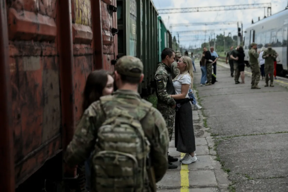 Relatives visit Ukrainian servicemen on leave near the frontline