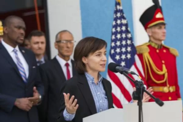 FAKE NEWS: Maia Sandu este manevrată de ambasadorul american la Chișinău