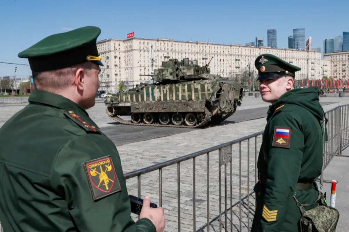Preparations for the exhibition of foreign captured weapons on Poklonnaya Hill