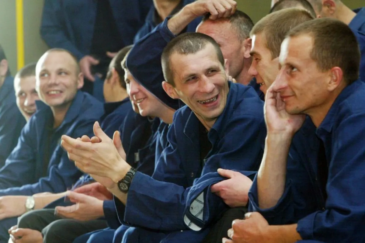 Prisoners of a prison near Kiev discuss the theatre performance on stage
