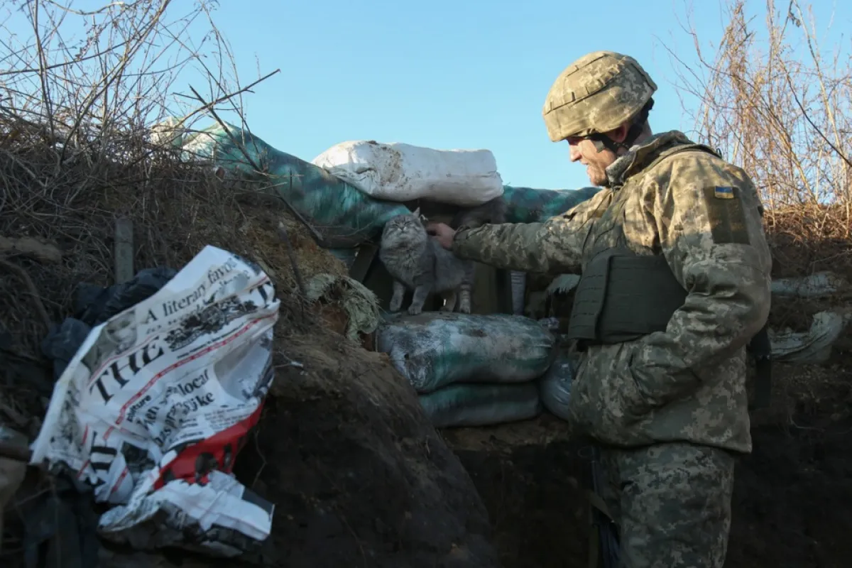 Ukrainian servicemen check the situation at the positions on a front line near the Svetlodarsk