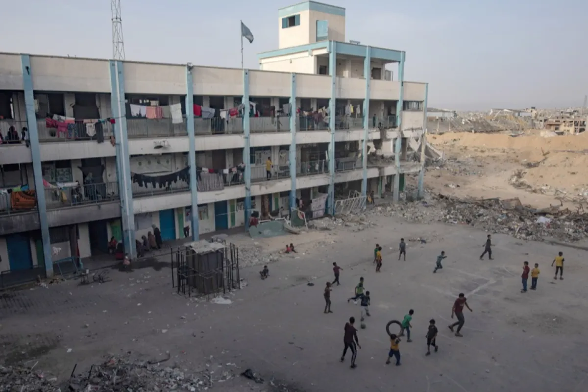 Displaced Palestinians shelter in destroyed Gazan school