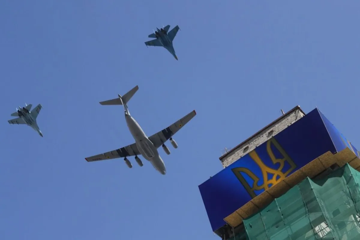Ruşii au mai bombardat o bază aeriană din Ucraina