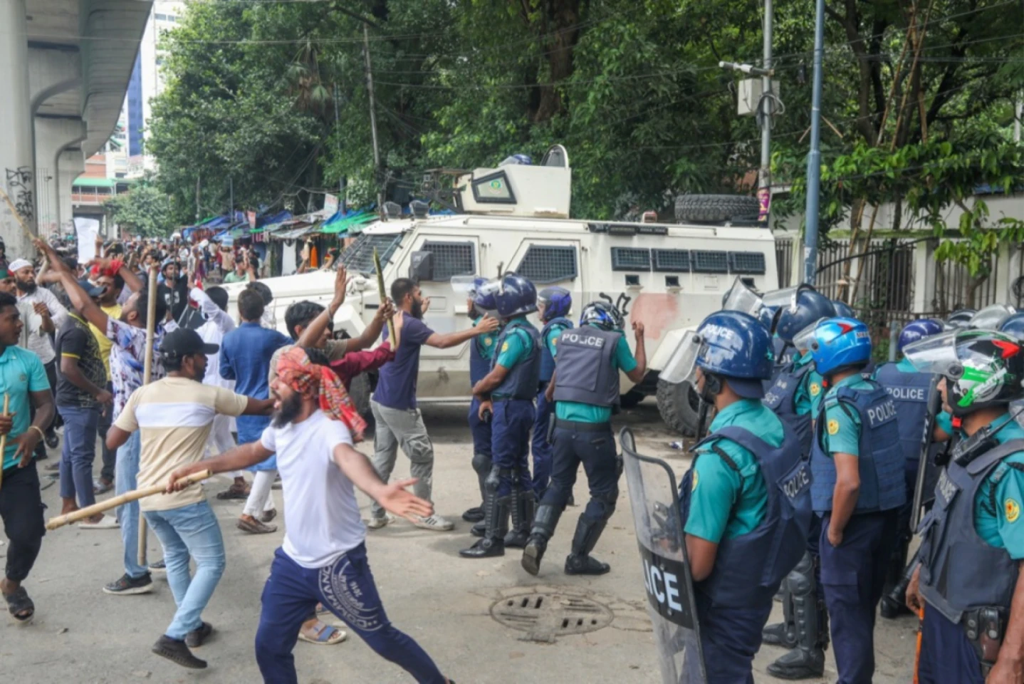 Peste 90 de oameni, ucişi în timpul manifestaţiilor antiguvernamentale din Bangladesh