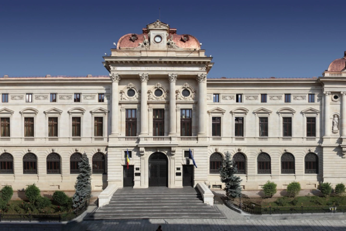 Rezervele valutare ale BNR au scăzut în luna august