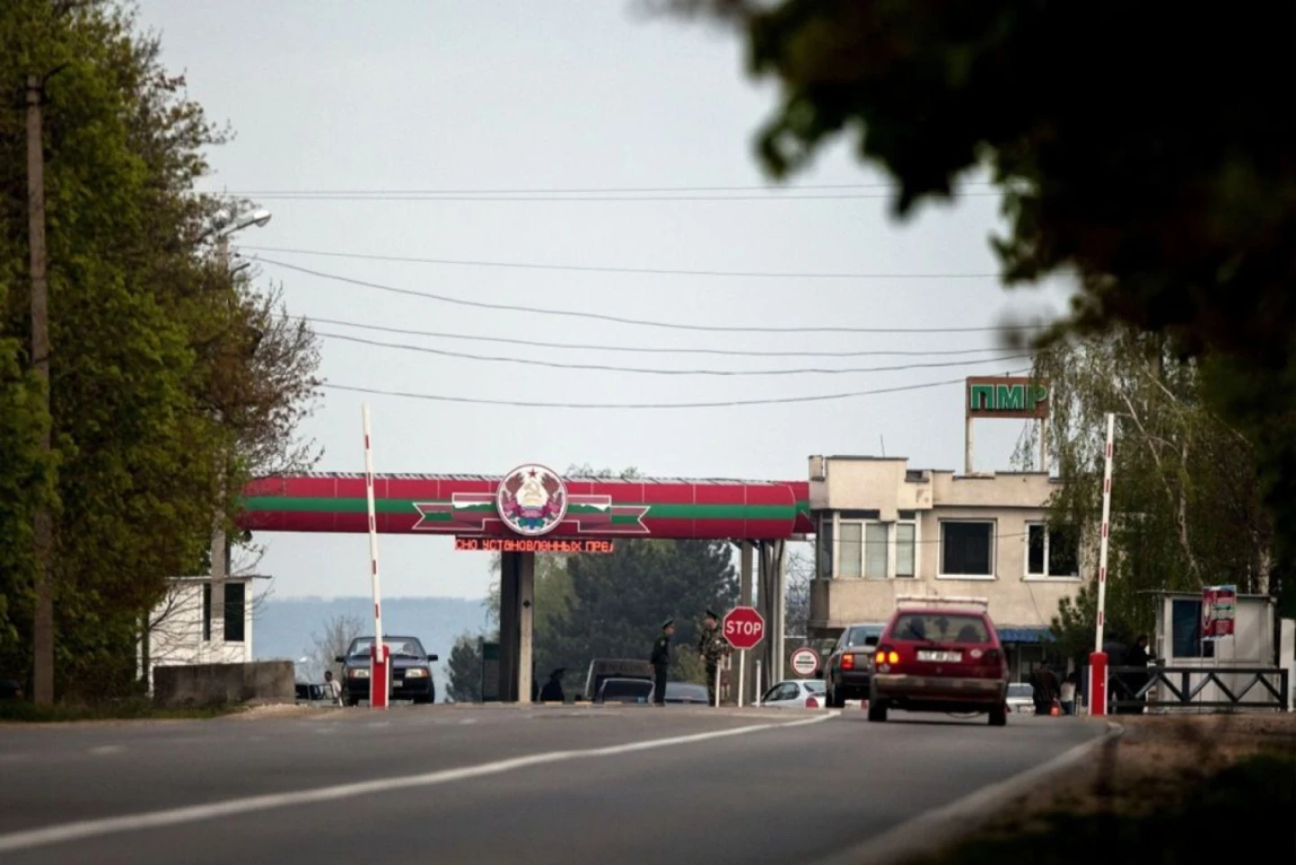 Scriitori români, „tratați ca niște prizonieri de război” de securiştii regimului separatist din Transnistria