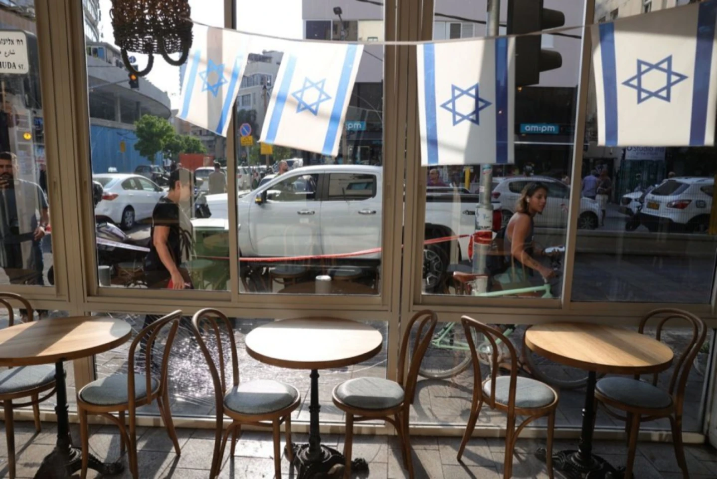 Mişcarea islamistă şiită libaneză Hezbollah a tras, în premieră, o rachetă asupra oraşului israelian Tel Aviv