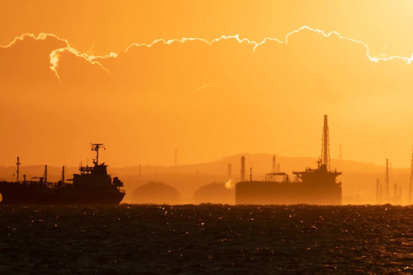 Carnegie Politika: Is a “Shadow Fleet” of Oil Tankers Really Circumventing the Russian Price Cap?