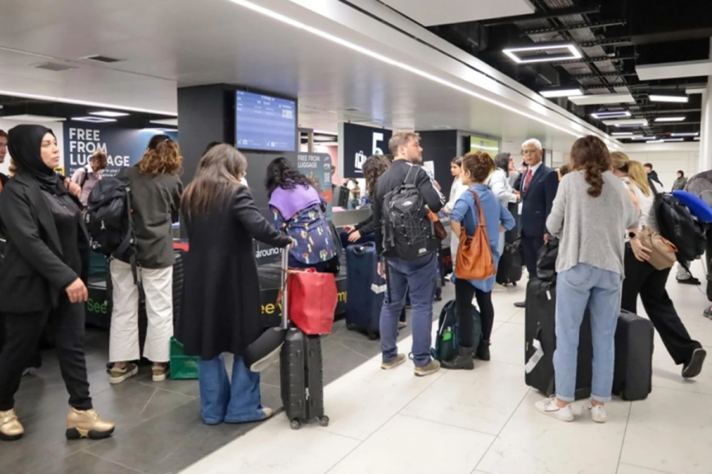 Zeci de români şi familiile acestora au fost repatriaţi din Liban