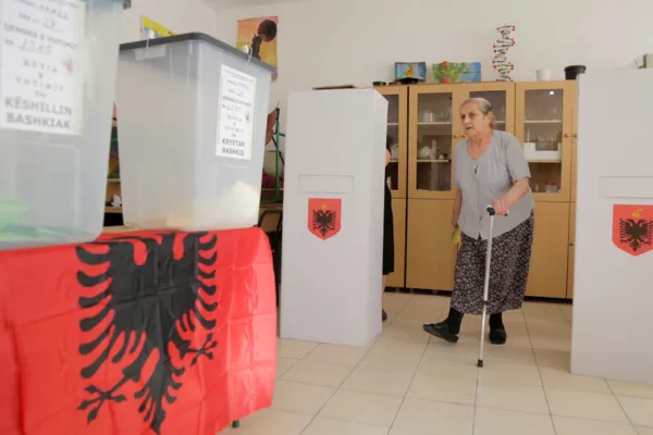 Albania îşi alege, duminică, un nou parlament, după o campanie electorală marcată de violenţe