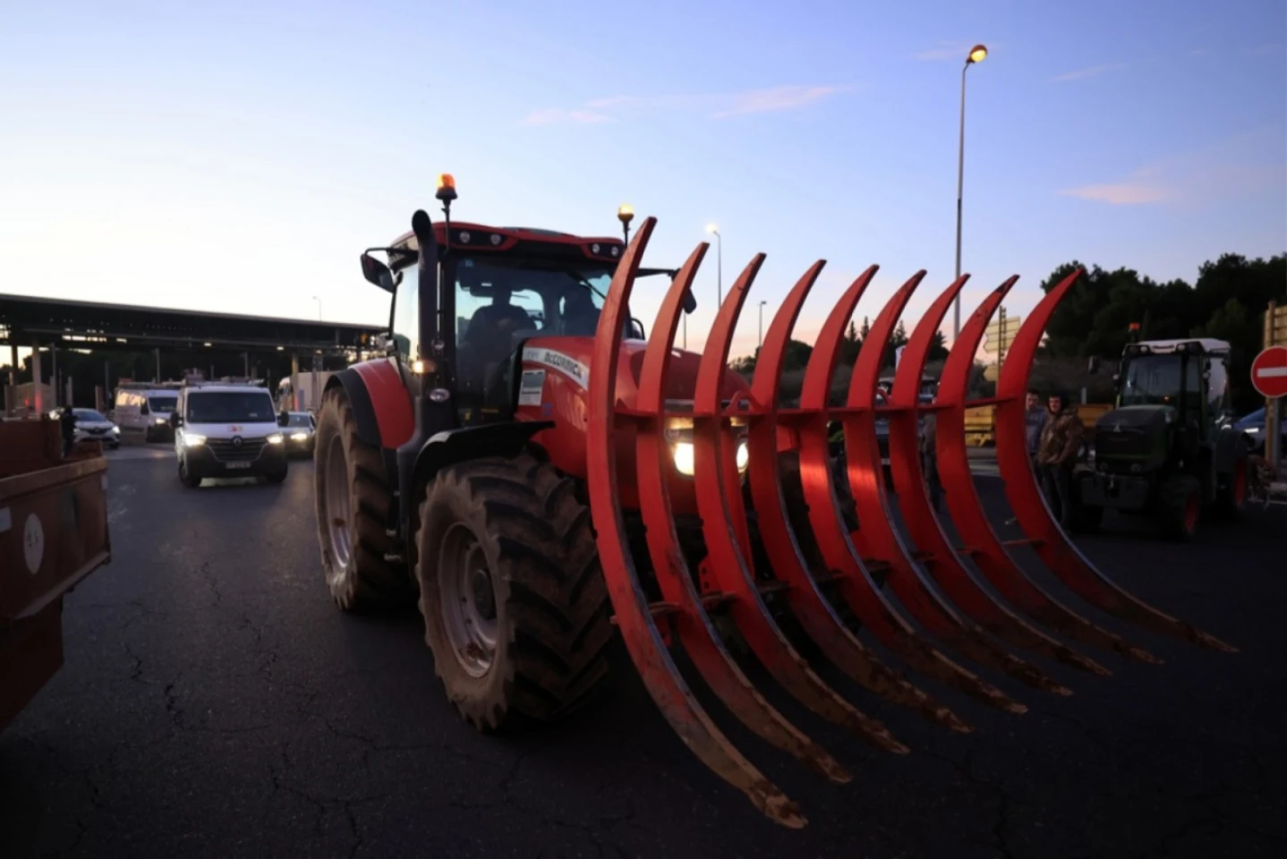 Proteste ale agricultorilor francezi faţă de un acord comercial european considerat defavorabil 