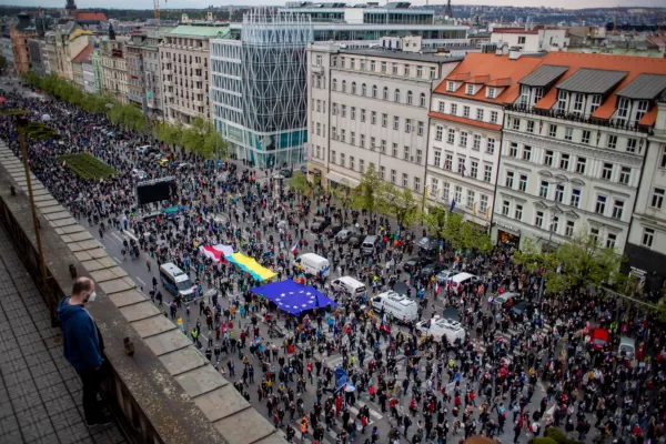 Cehii ies în stradă contra președintelui Milos Zeman, pe care îl consideră marioneta Moscovei