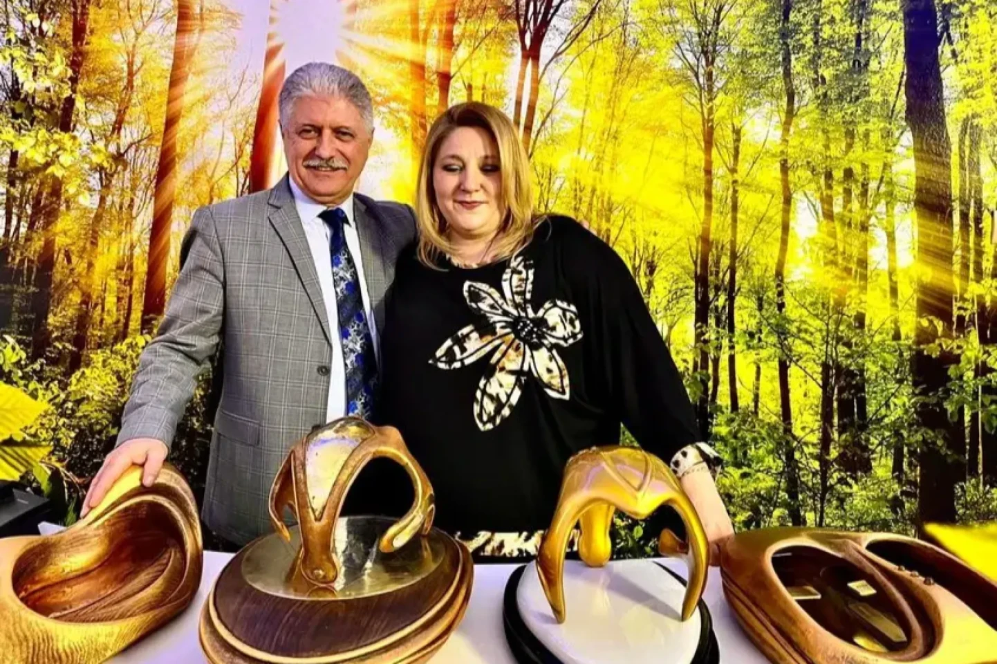 PressOne: Securiștii din spatele mișcării suveraniste încearcă să facă bani cu titluri de stat vechi de 100 de ani și aplicații de dating