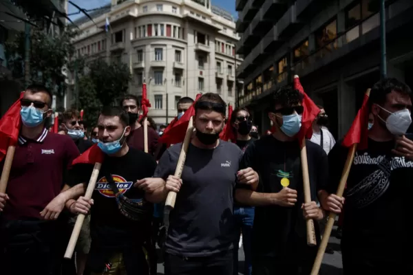 Mii de greci au ieşit, joi, din nou, în stradă, pentru a protesta faţă de reformele prin care guvernul vrea să reglementeze timpul de lucru al angajaţilor