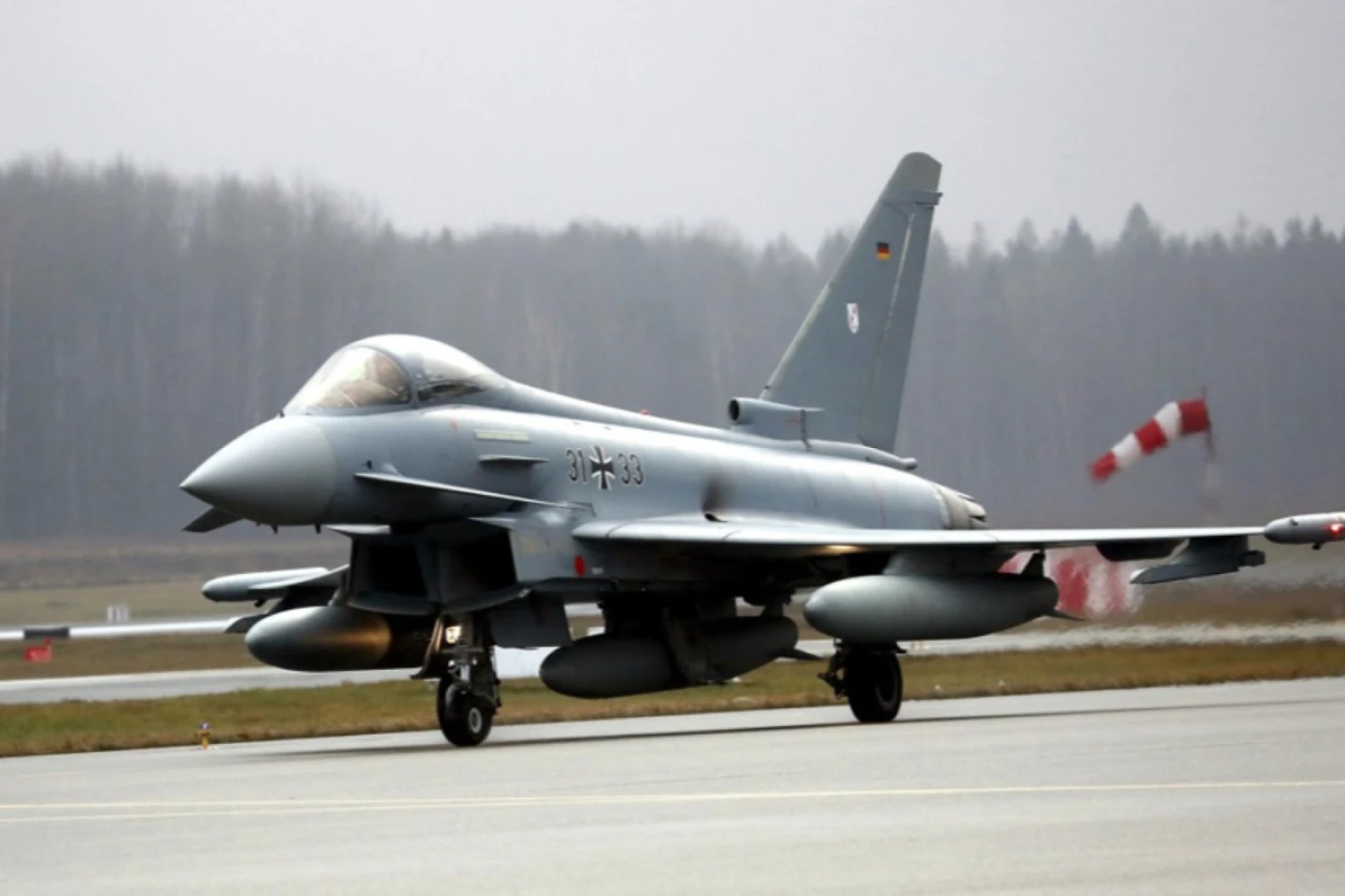Avioanele de luptă spaniole Eurofighter fac exerciții în România