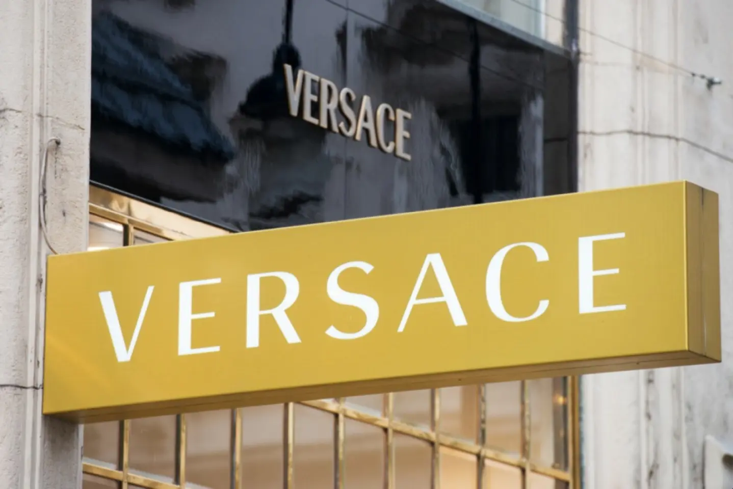 Prada cumpără marca rivală Versace