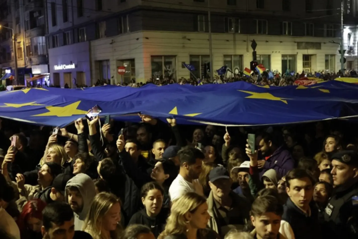Jurnaliştii străini subliniază votul împotrivă primit de candidatul izolaţionist Simion