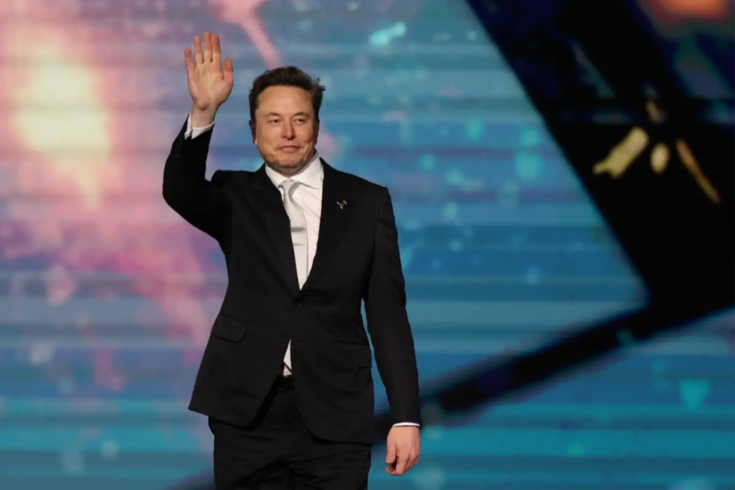 Elon Musk anunță că își reduce cheltuielile politice
