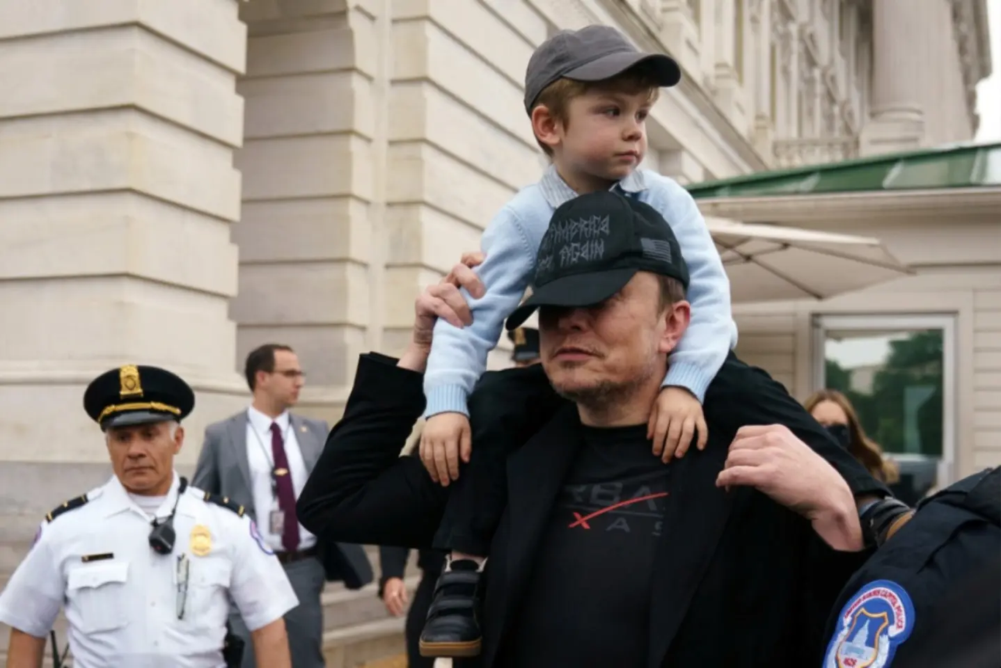 O pană la rețeaua X îl determină pe Elon Musk să facă un pas înapoi