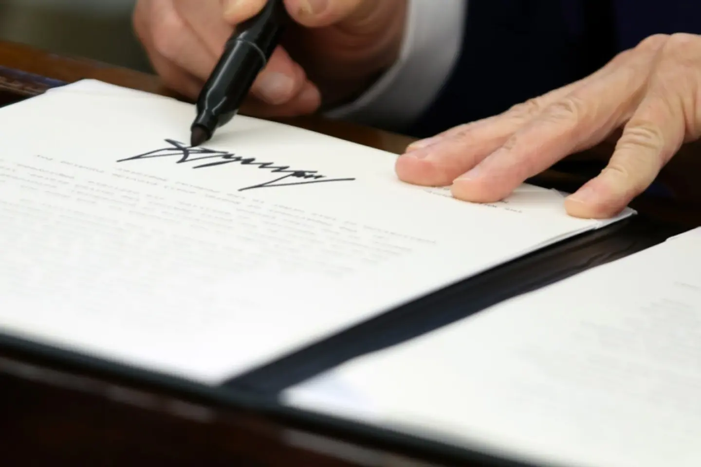 Tribunalul comercial american blochează tarifele impuse de Trump