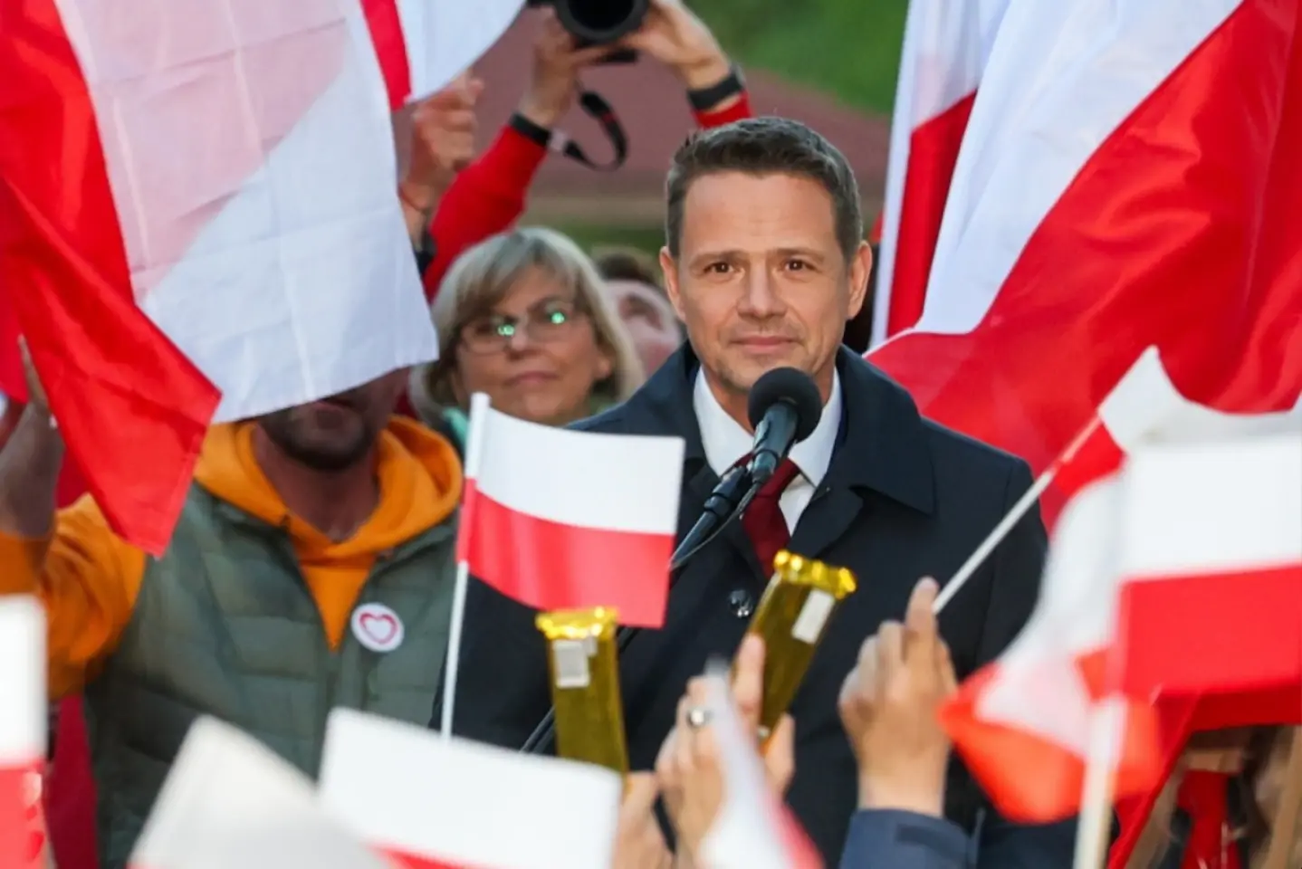 Candidatul partidului de guvernământ din Polonia conduce la limită în sondajele de opinie înaintea votului de duminică