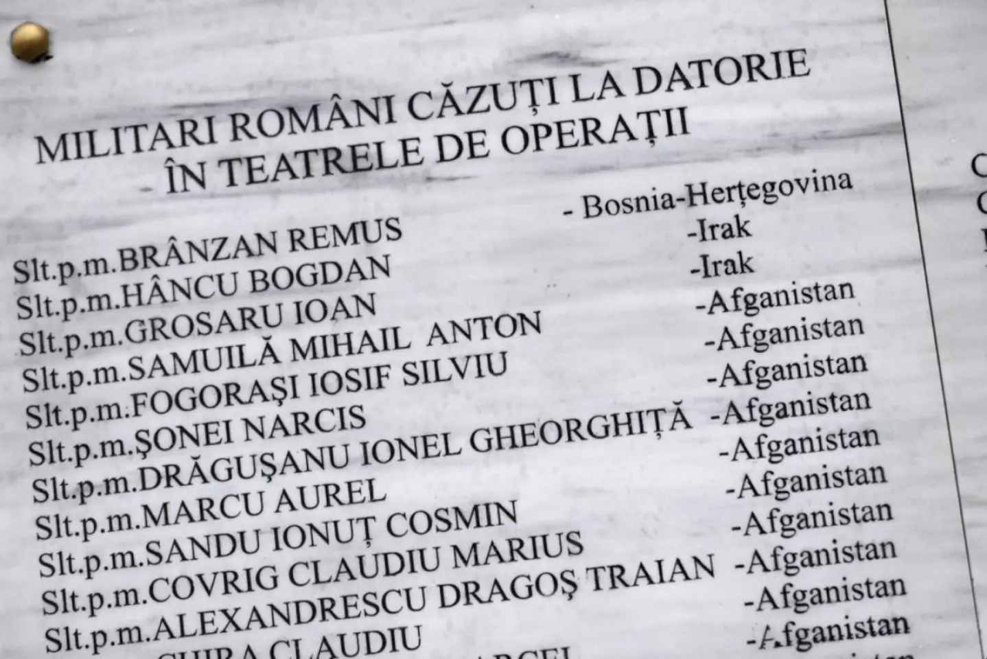 Aproape 42% din români sunt îngrijoraţi de posibilitatea implicării ţării în război