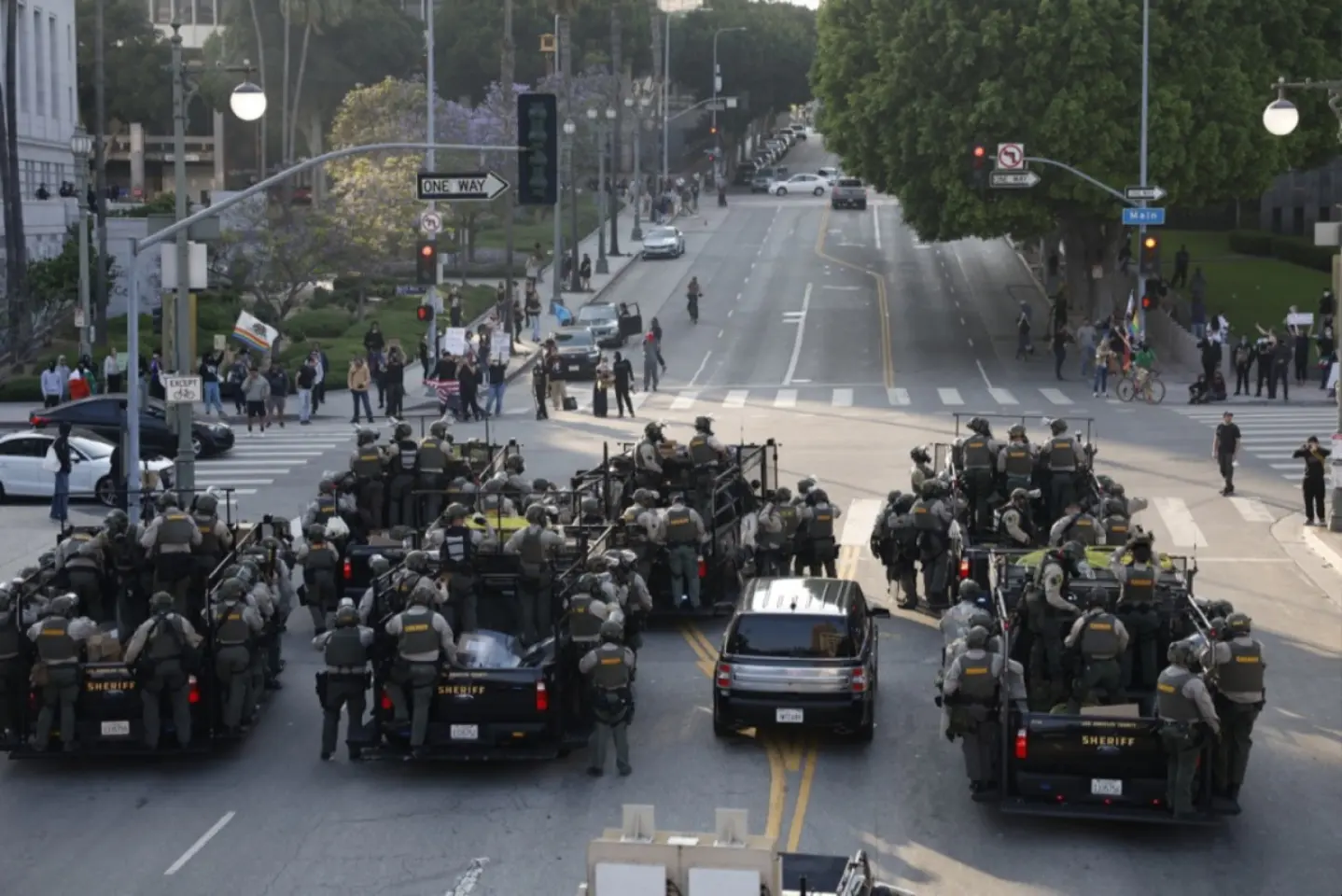 Trump trimite armata împotriva protestatarilor din Los Angeles