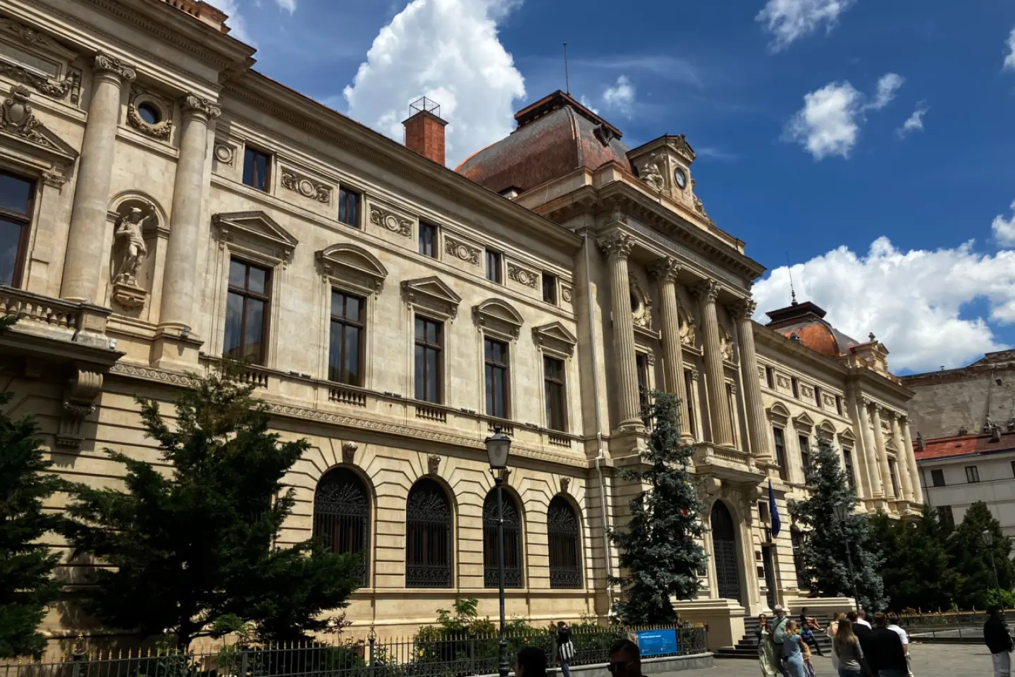 Deficitul de cont curent al României a crescut cu 60% în primele patru luni