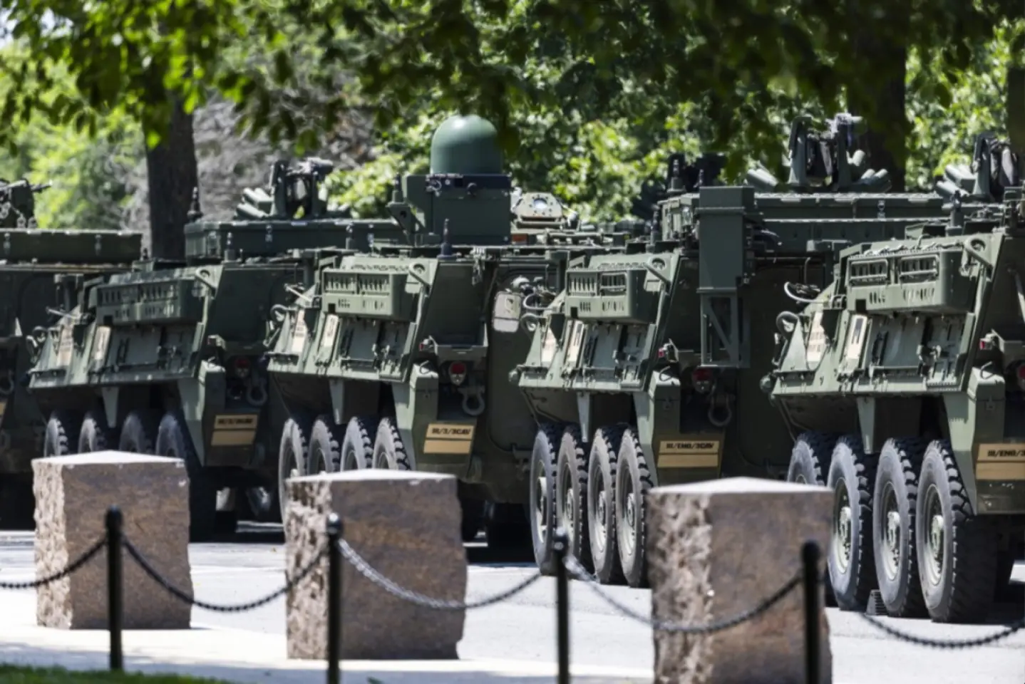 Trump îşi urmăreşte azi mult-dorita paradă militară