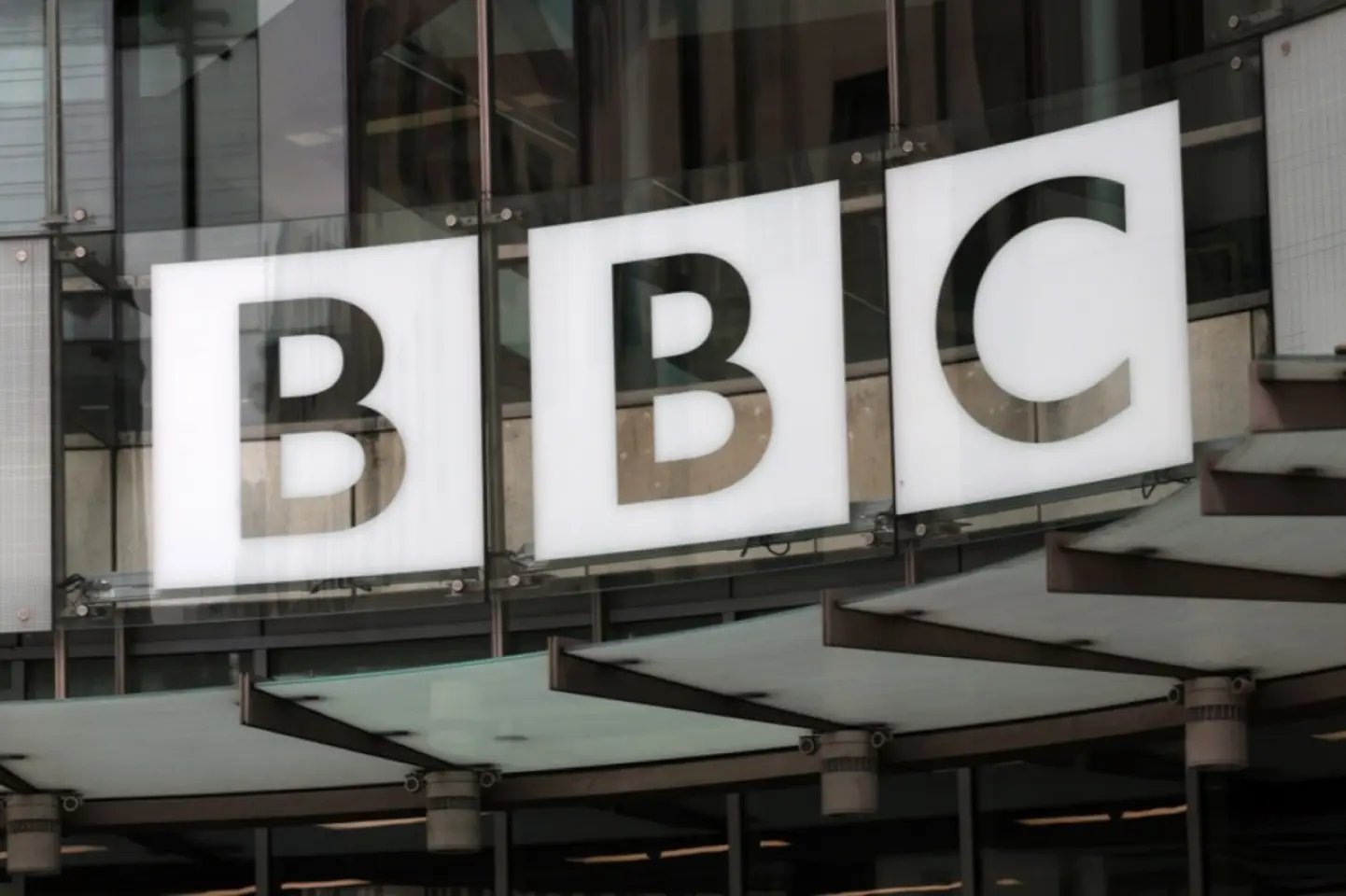 BBC amenință o firmă de inteligență artificială cu acțiuni în justiție pentru utilizarea neautorizată de conținut
