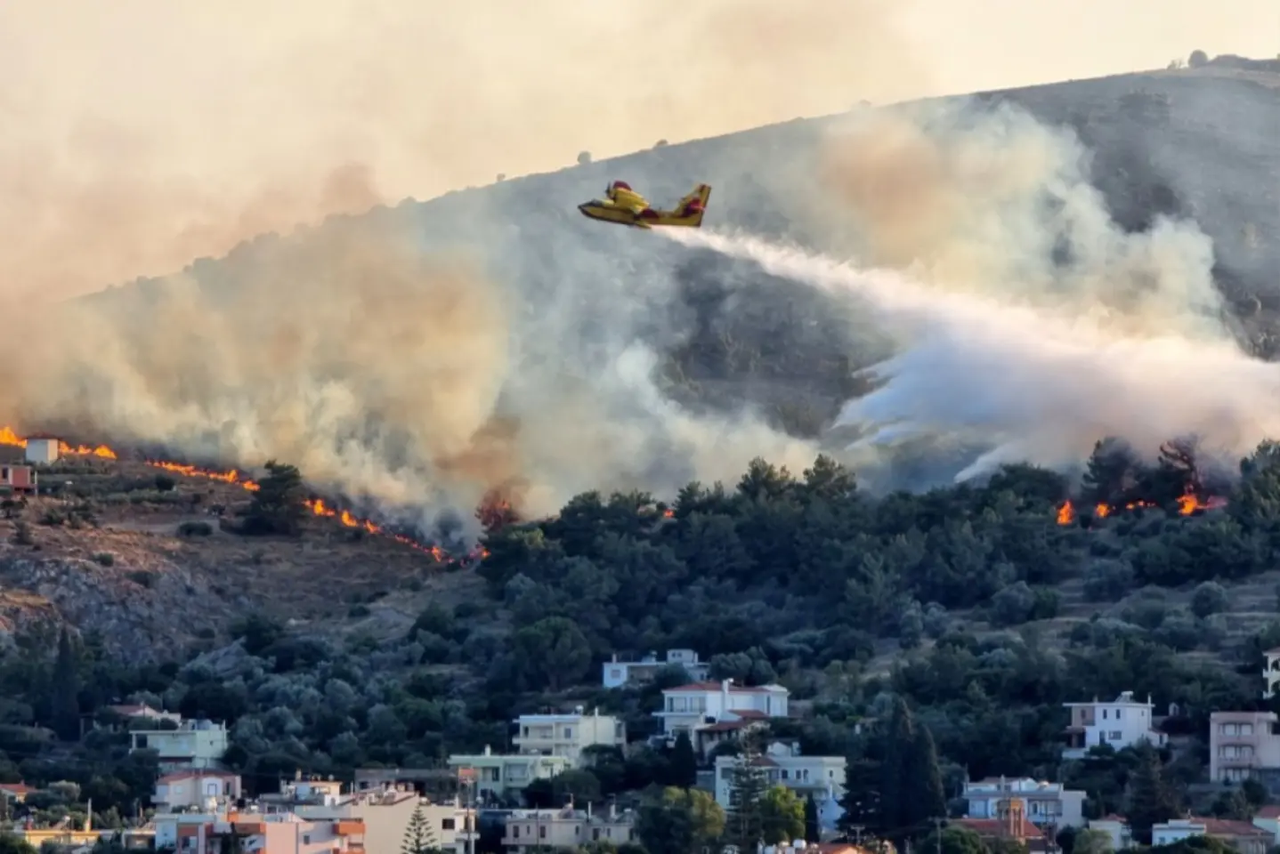Grecia va întări echipele de pompieri din Chios