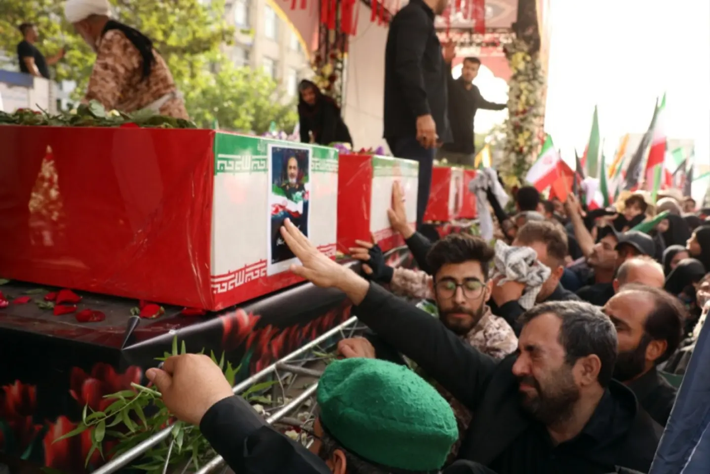 Funeralii de stat în Iran pentru comandanţii ucişi de Israel