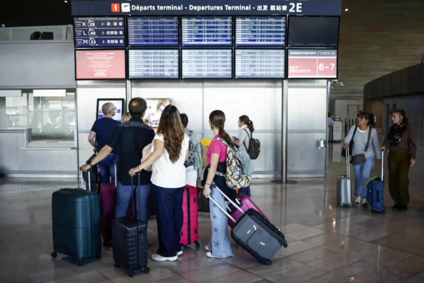 A doua zi de grevă a controlorilor aerieni din Franţa perturbă vacanţele