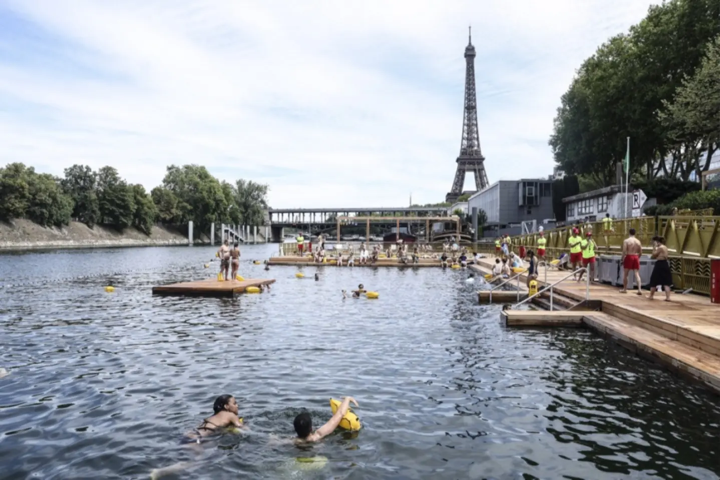 Sena a fost deschisă înotului public la Paris după mai bine de un secol