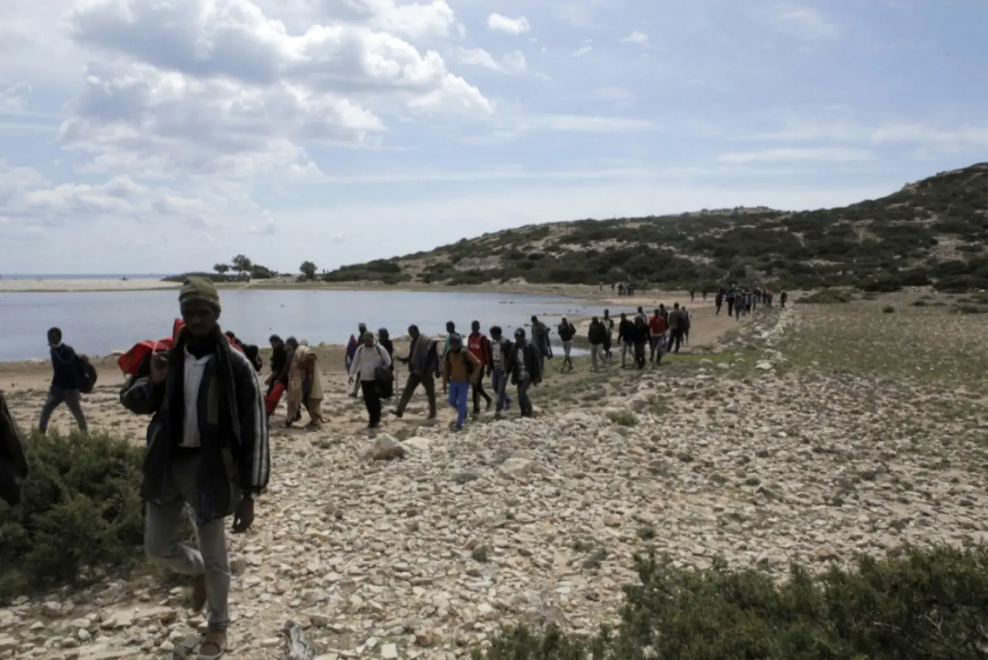 Grecii salvează sute de migranți din Mediterana