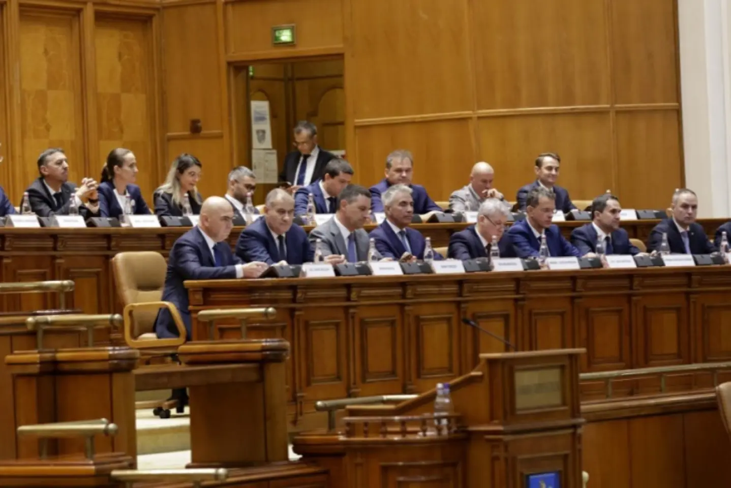 Guvernul își asumă răspunderea în Parlament pe primul pachet de reforme fiscale