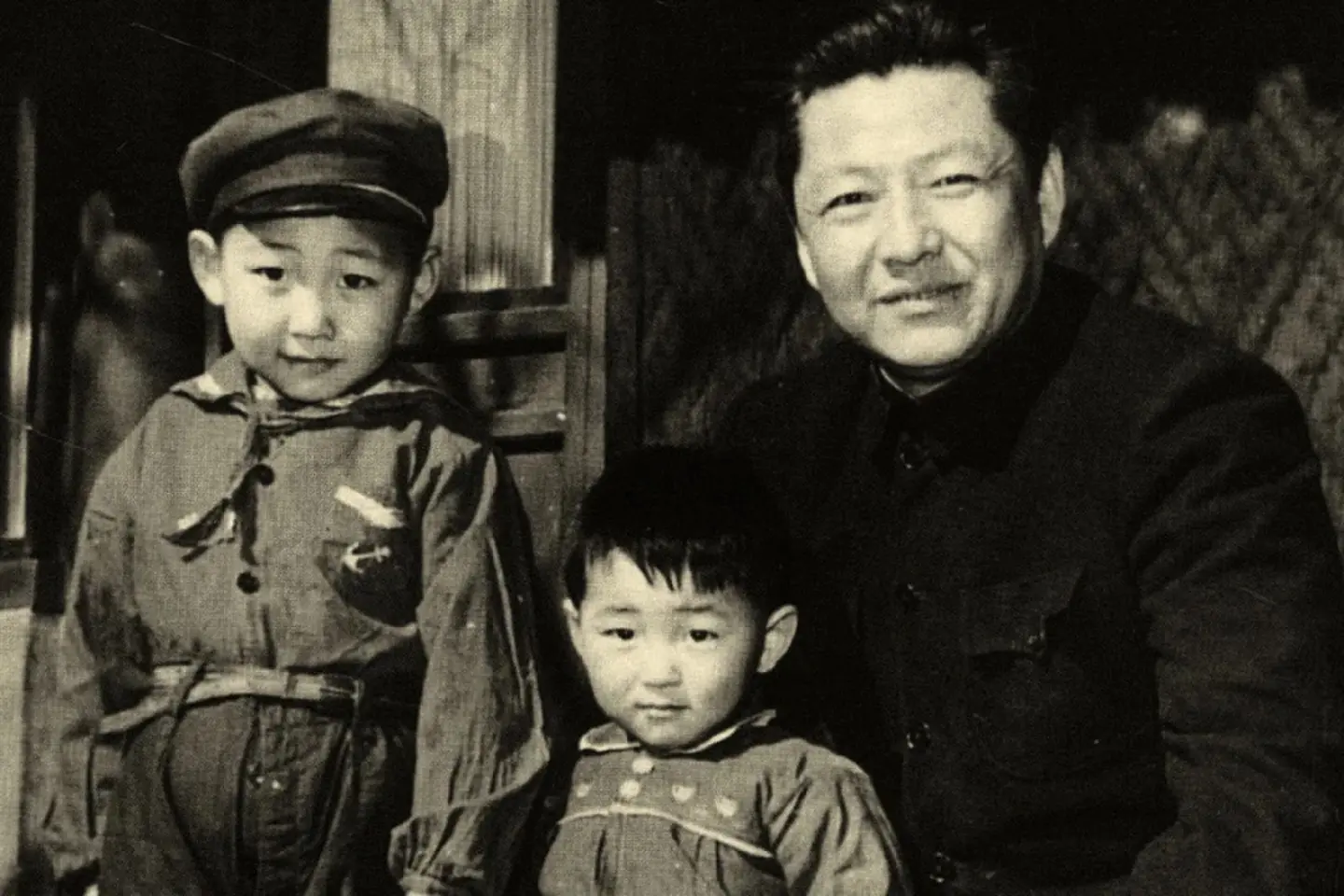 The Economist: How an agonising relationship with his dad shaped Xi Jinping