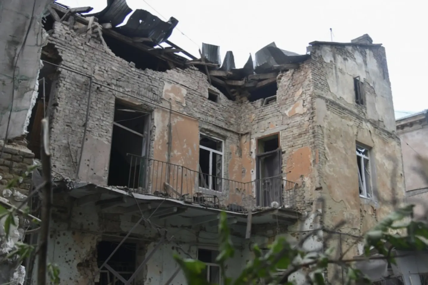 Cel puţin patru morţi la Cernăuţi într-un atac rusesc cu drone şi rachete