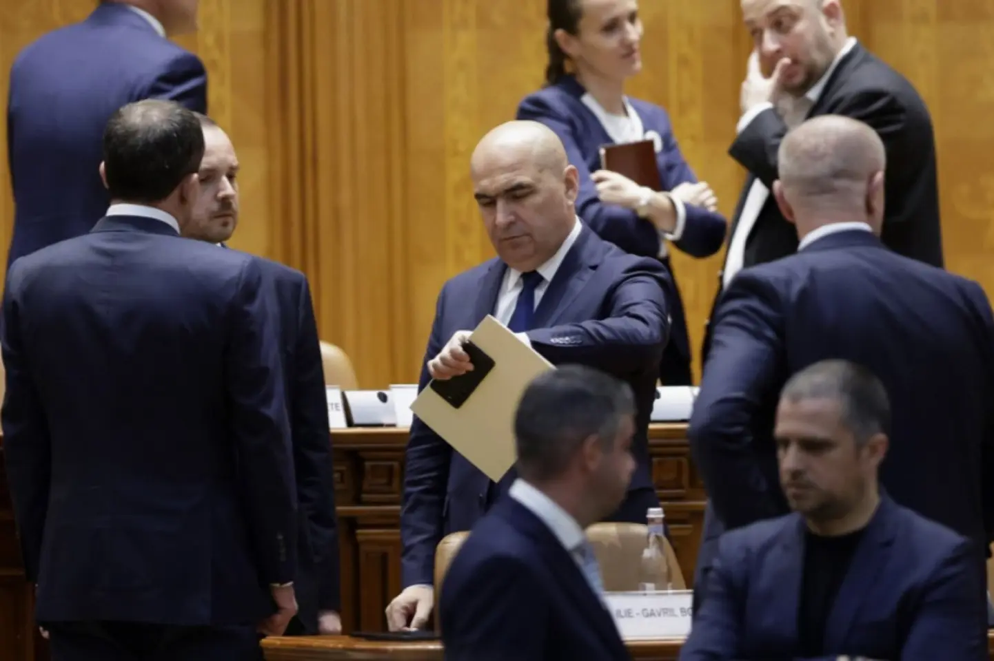 Moțiunea de cenzură împotriva guvernului Bolojan, votată azi în Parlament