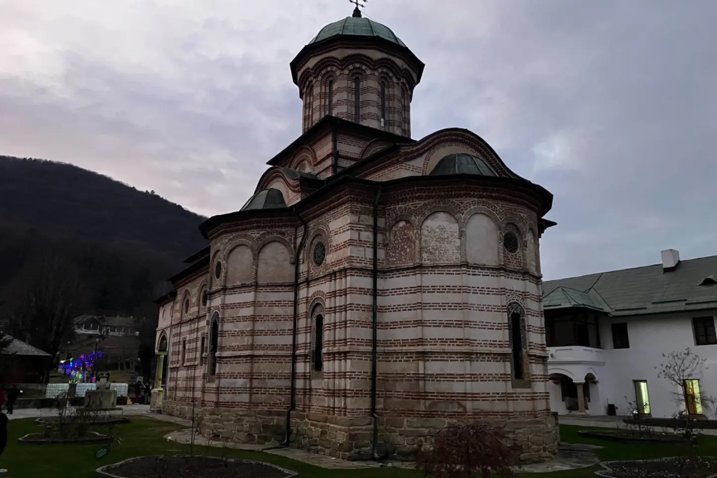 Românii se consideră, în proporţie de 85%, persoane religioase