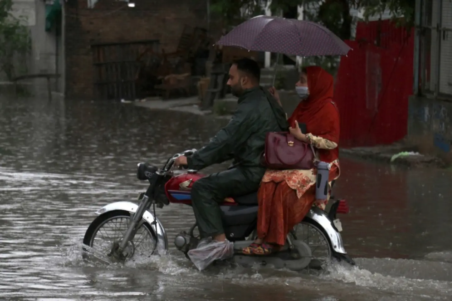 Furtunile musonice omoară zeci de oameni în India şi Pakistan 