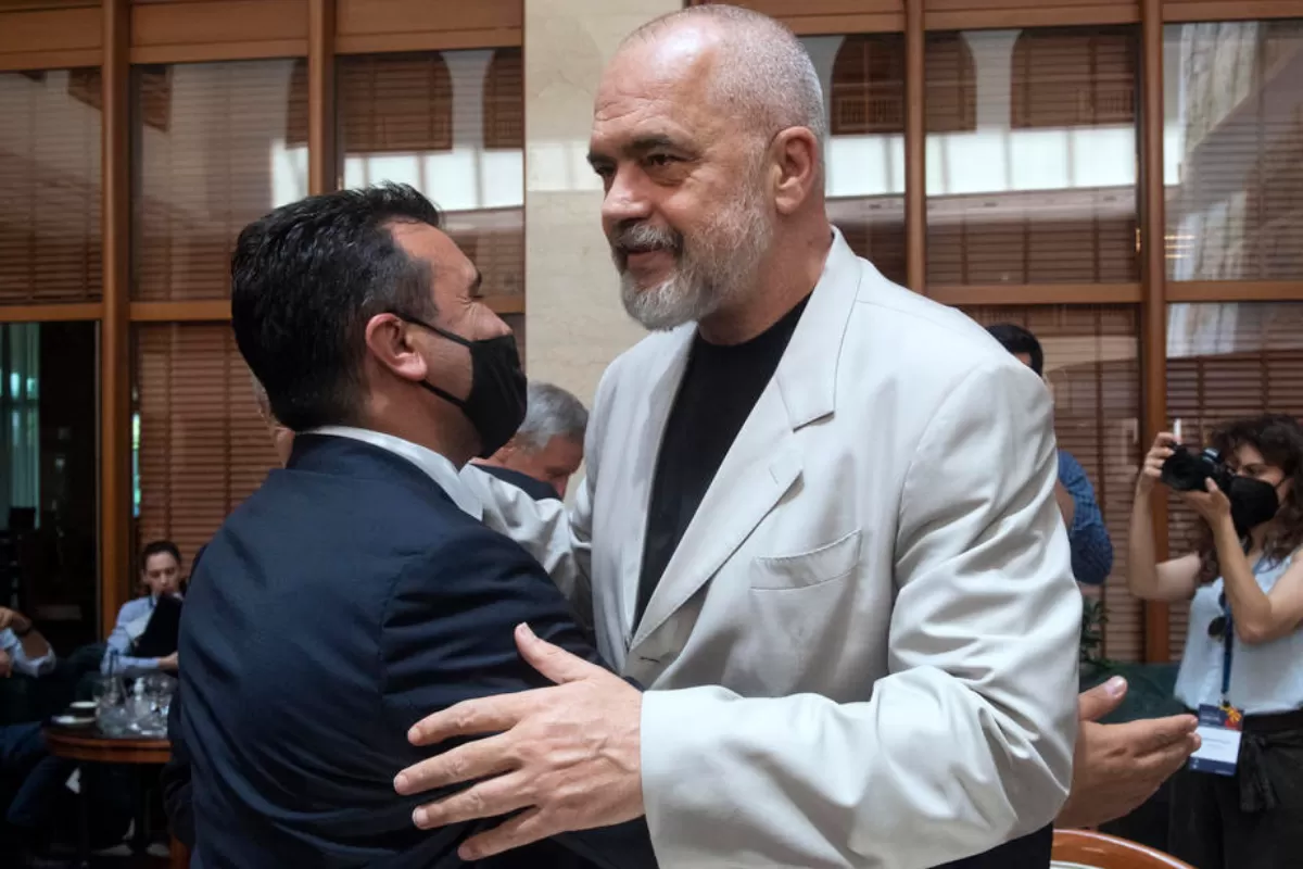 Premierul albanez, Edi Rama, a comparat procesul admiterii țării sale și a Macedoniei de Nord vecine în Uniunea Europeană cu o piesă de teatru absurd