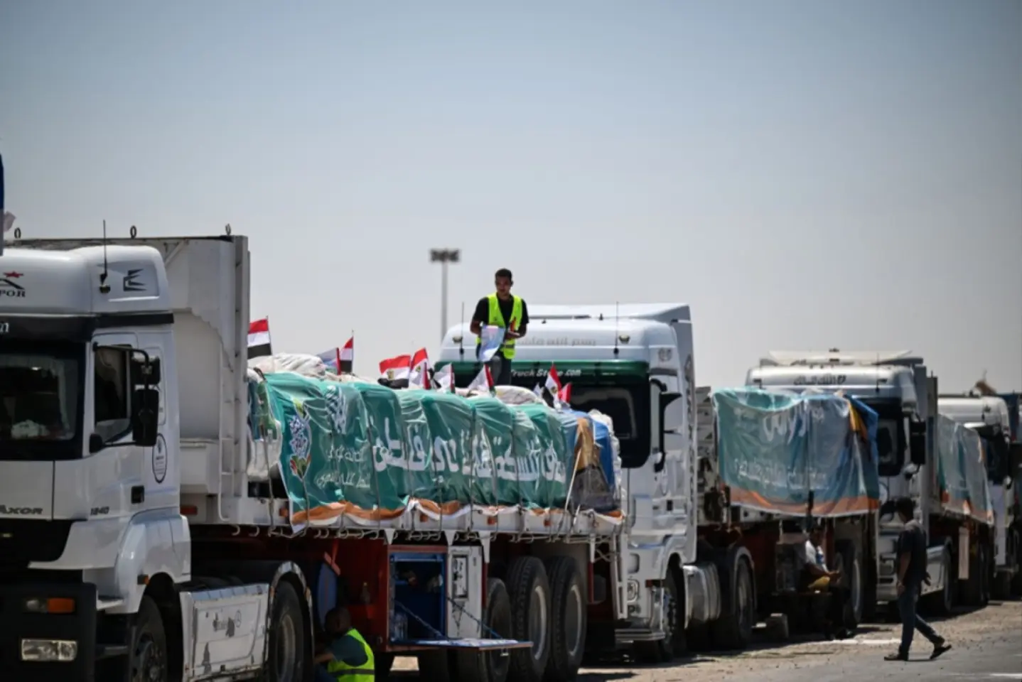 Mai multe camioane cu marfă s-au răsturnat peste mulțime în Gaza