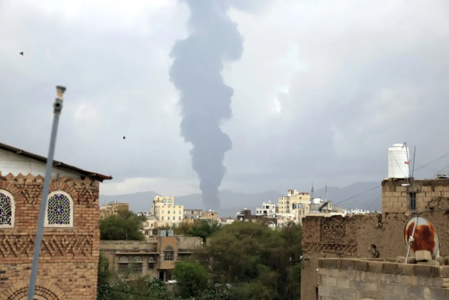Israelul loveşte din nou capitala Yemenului ca răspuns la un atac al rebelilor Houthi