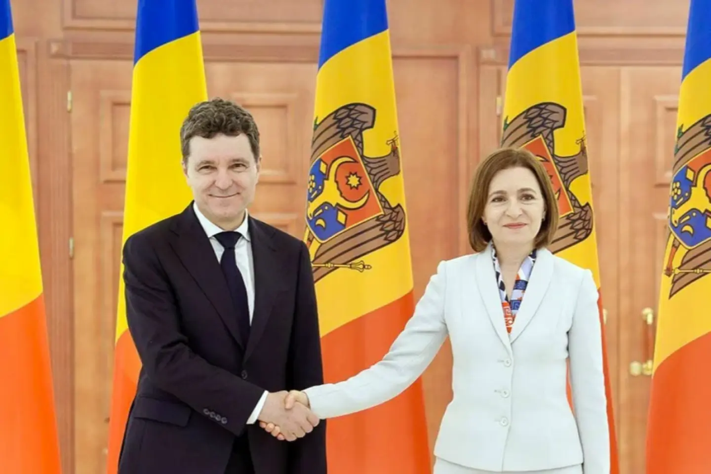 ФЕЙК: Бухарест требует от Кишинёва подавления пророссийской оппозиции