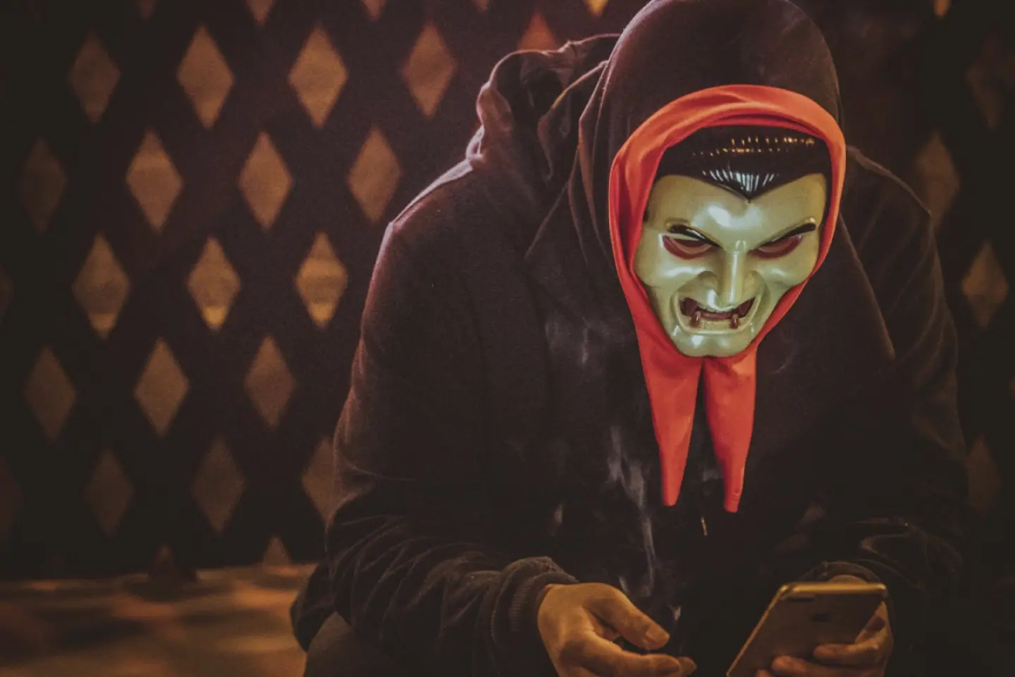 Conturile de pe rețelele sociale, surse esențiale pentru fraude bancare (P)