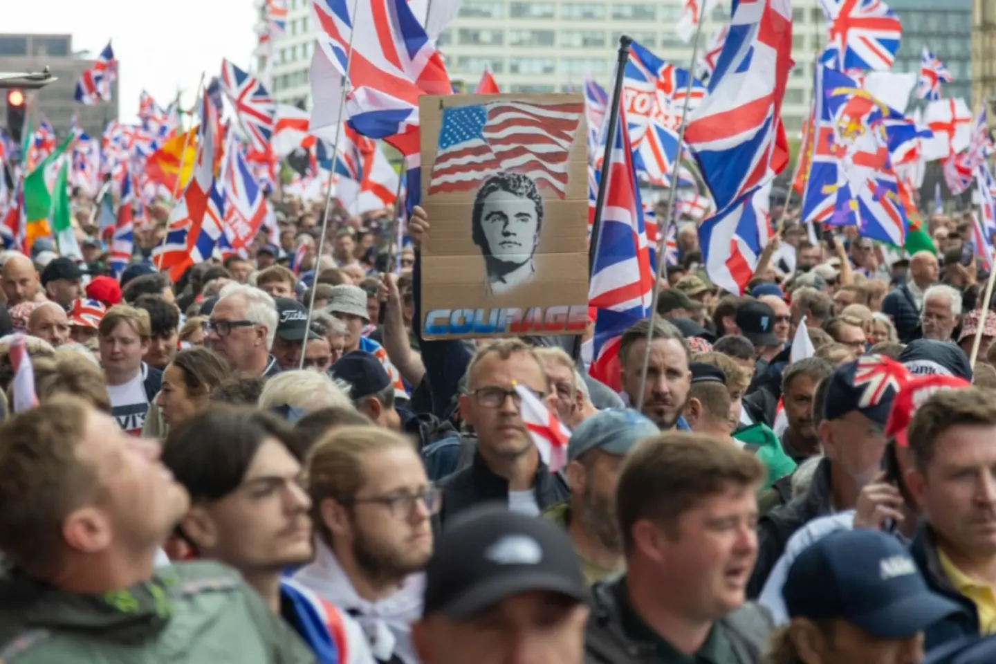 Mii de oameni participă la mitingul și contraprotestul „Uniți Regatul”
